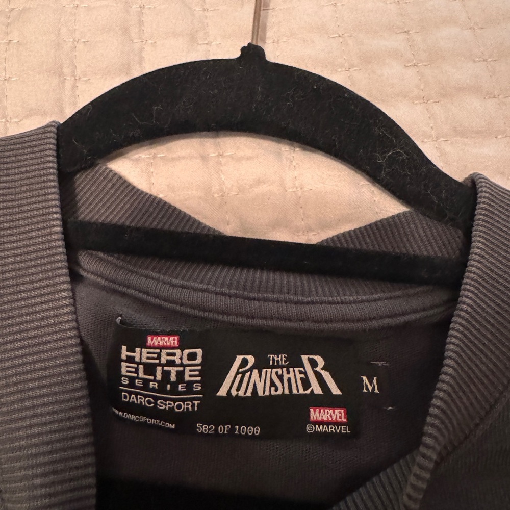 Darc Sport Punisher Marvel Black Cropped Tee with White Skull Graphic Gym - Rare - Picture 5 of 5